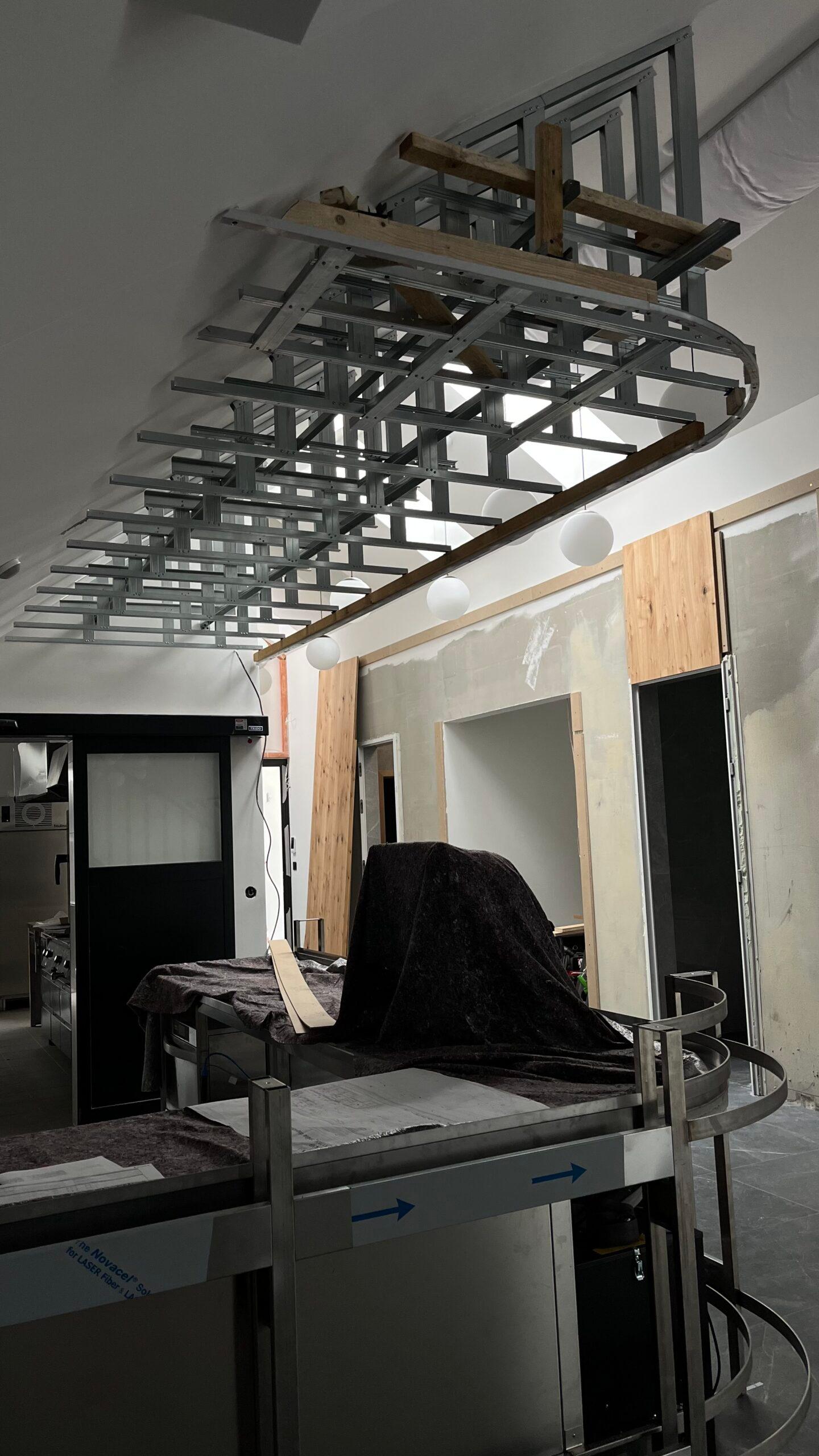 Napínaný podhled s LED osvětlením pro administrativní budovu — foto 3