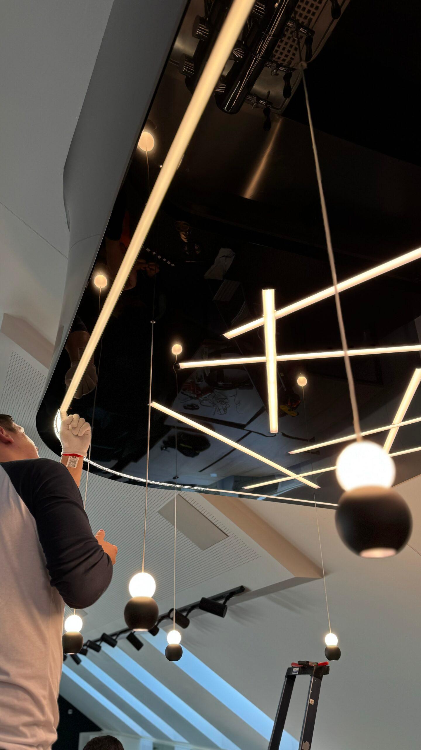 Napínaný podhled s LED osvětlením pro administrativní budovu — foto 4